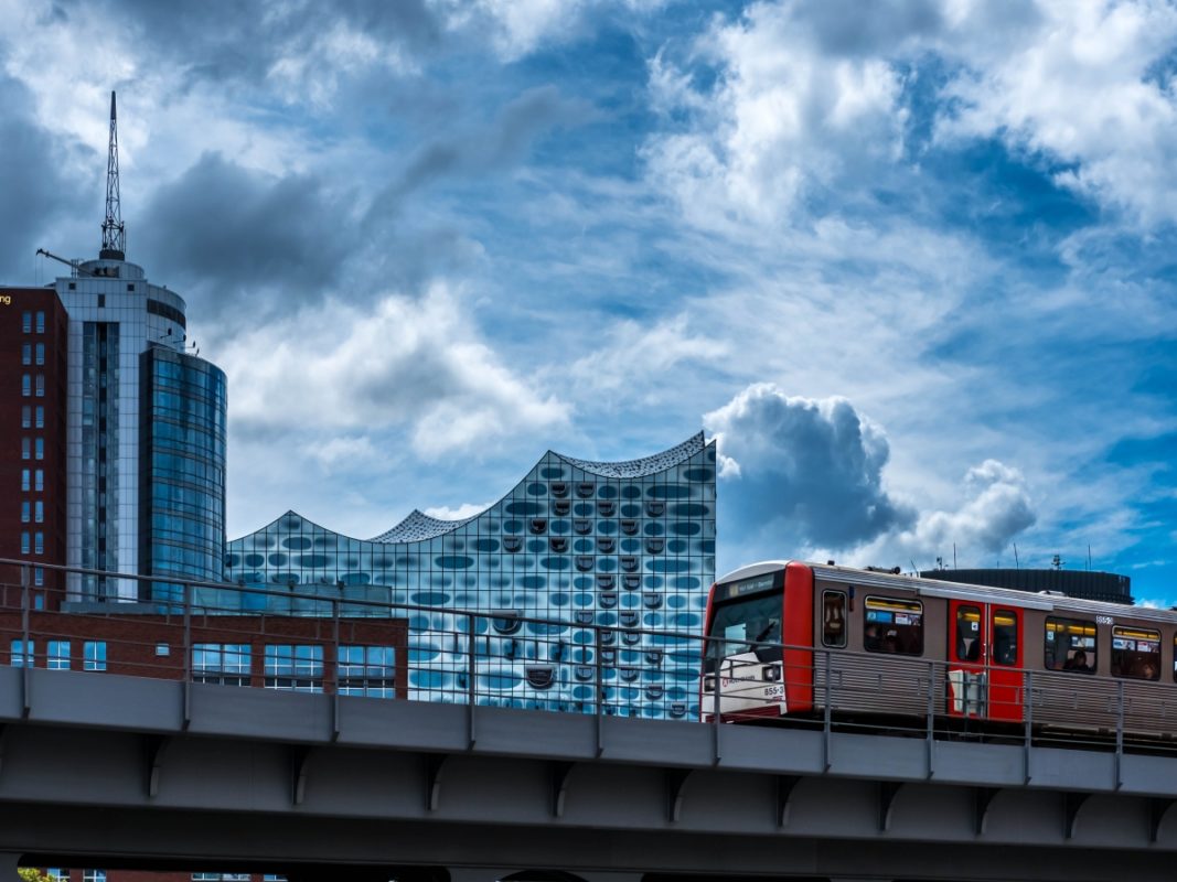 Blick von der U-Bahn auf den Hamburger Hafen